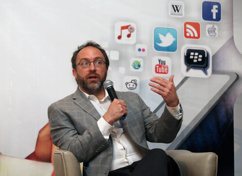 Jimmy Wales sitting on the sofa and talking on the microphone