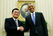 Trương Tấn Sang and Barack Obama shaking hands after talking about the Trans-Pacific Partnership