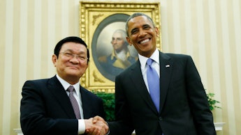 Trương Tấn Sang and Barack Obama shaking hands after talking about the Trans-Pacific Partnership 