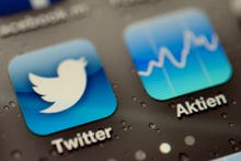 The apps 'Twitter' and 'Aktien' on a phone's homepage