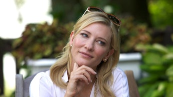 Cate blanchet in the movie Blue Jasmine sitting in a cafe