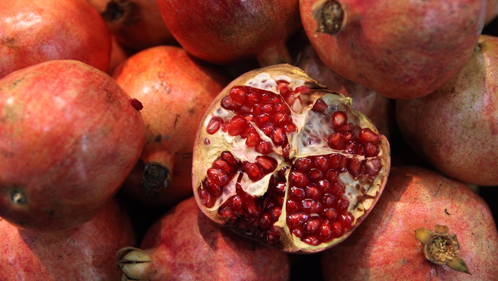 Here S How To Deseed A Pomegranate Without Staining Everything You Own