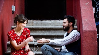 A couple sitting on stairs in Begin Again film