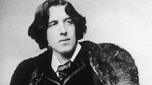 Full-profiled Oscar Wilde
