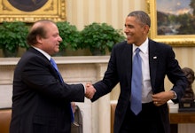 Nawaz Sharif and Barack Obama shaking hands in the oval office