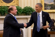 Nawaz Sharif and Barack Obama shaking hands in the oval office