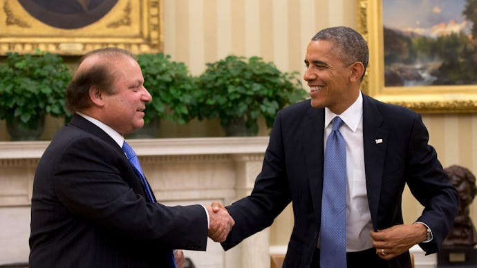 Nawaz Sharif and Barack Obama shaking hands in the oval office