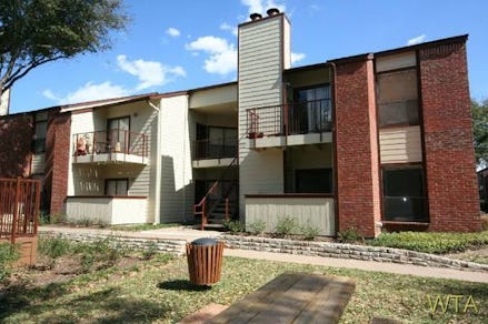 The building of a one-bedroom flat for rent in Austin