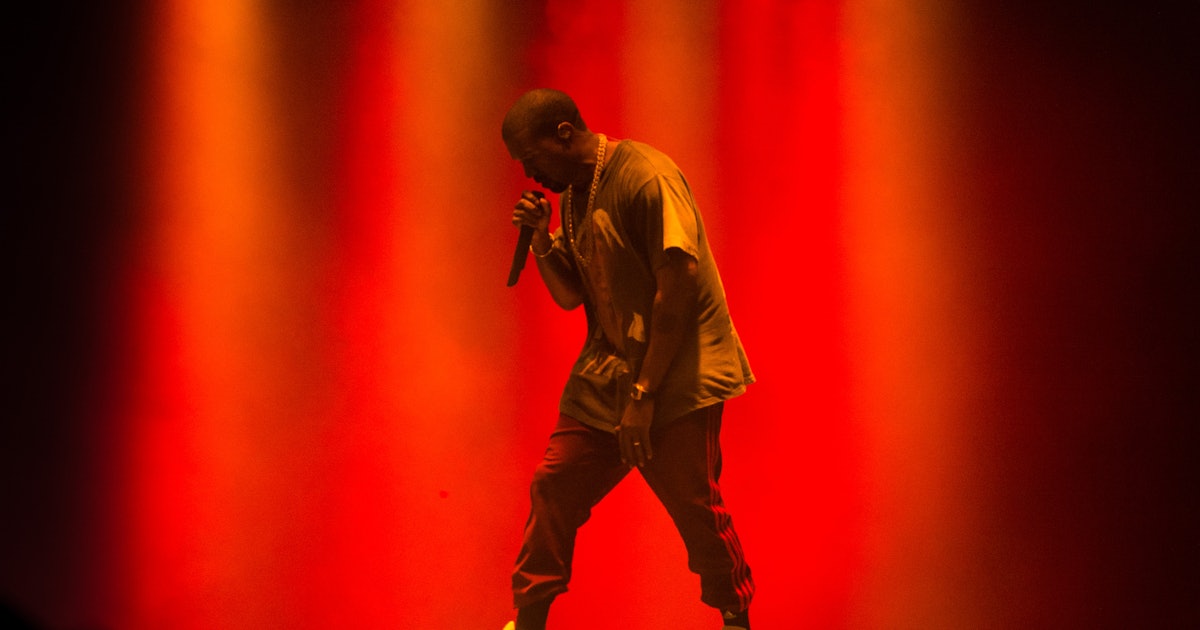 W performance. Kanye West. Kanye West концерт. Kanye West на сцене.