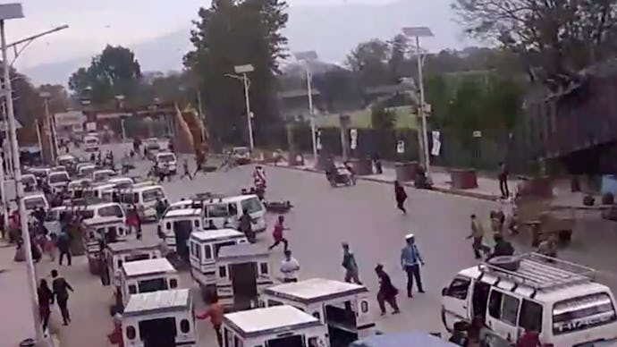 A street view of the Exact Moment the Magnitude-7.8 Earthquake Hit Nepal