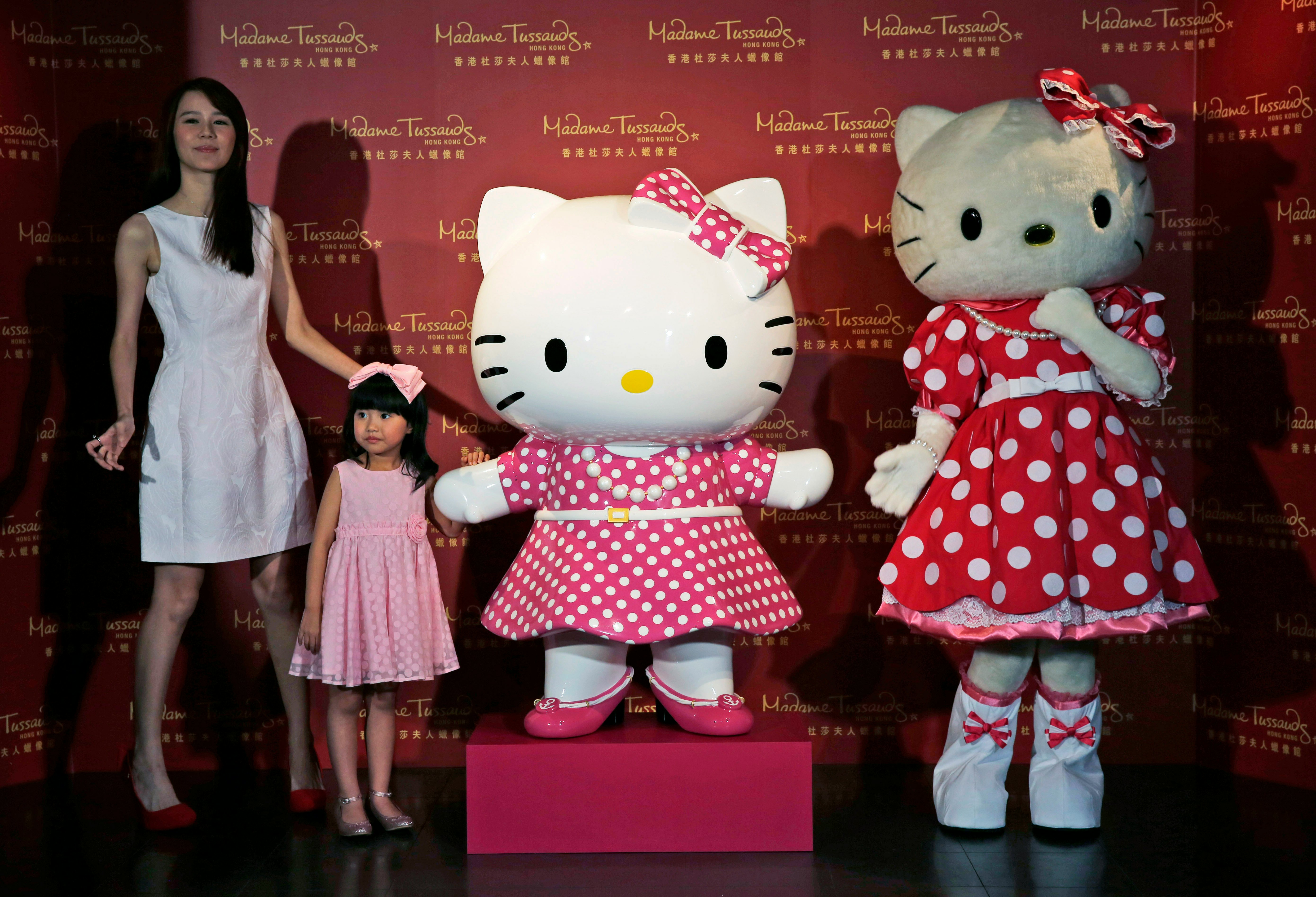 Хеллоу история. Hello Kitty бренд. Hello Kitty в реальной жизни. Хеллоу Китти персонажи. Хелло Китти фото.