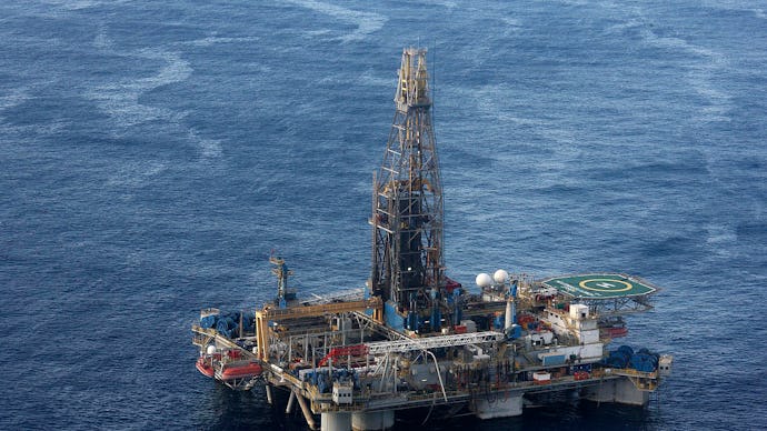 An oil drilling platform in the middle of the ocean