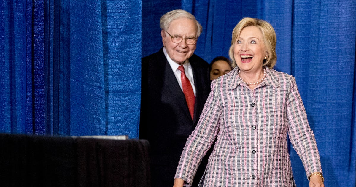 Hillary Clinton Practise Avoid Hugging Donald Trump - YouTube