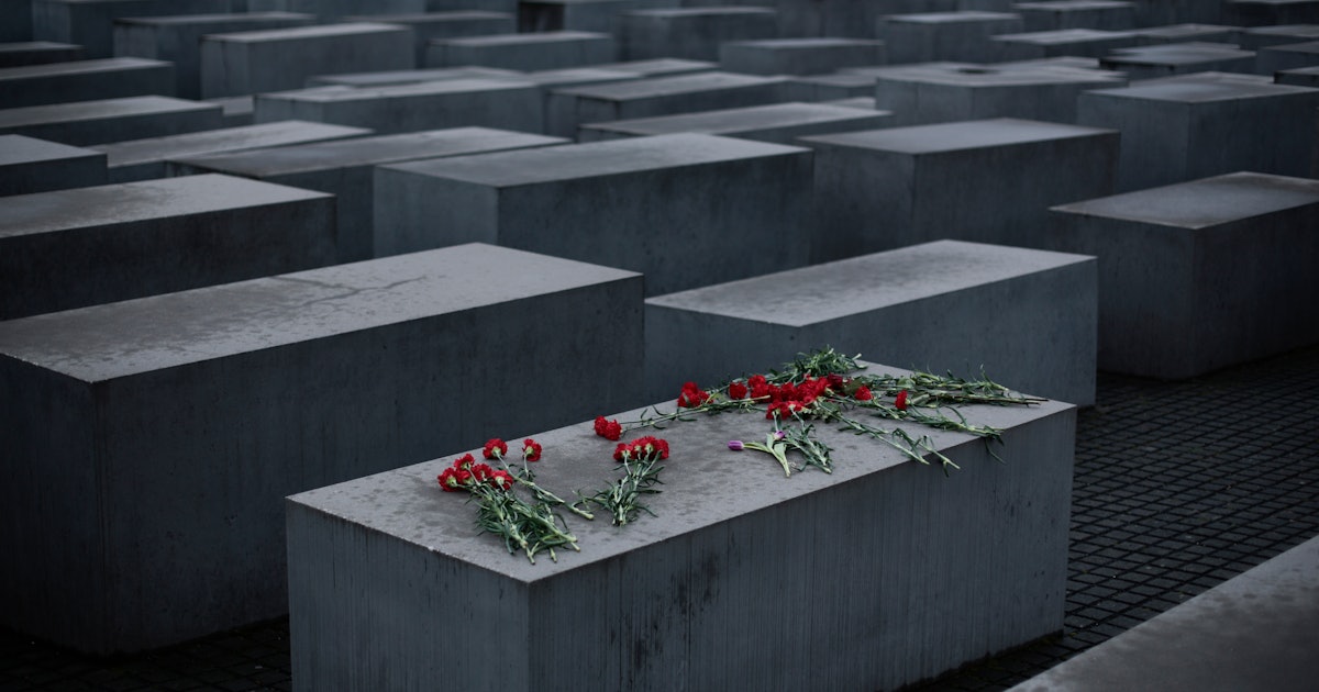 Холокост это. Холокост мемориал Освенцим. Холокост памятники жертвам Аушвиц. Аушвиц мемориал памяти жертв. Памятник жертвам Холокоста Освенцим.
