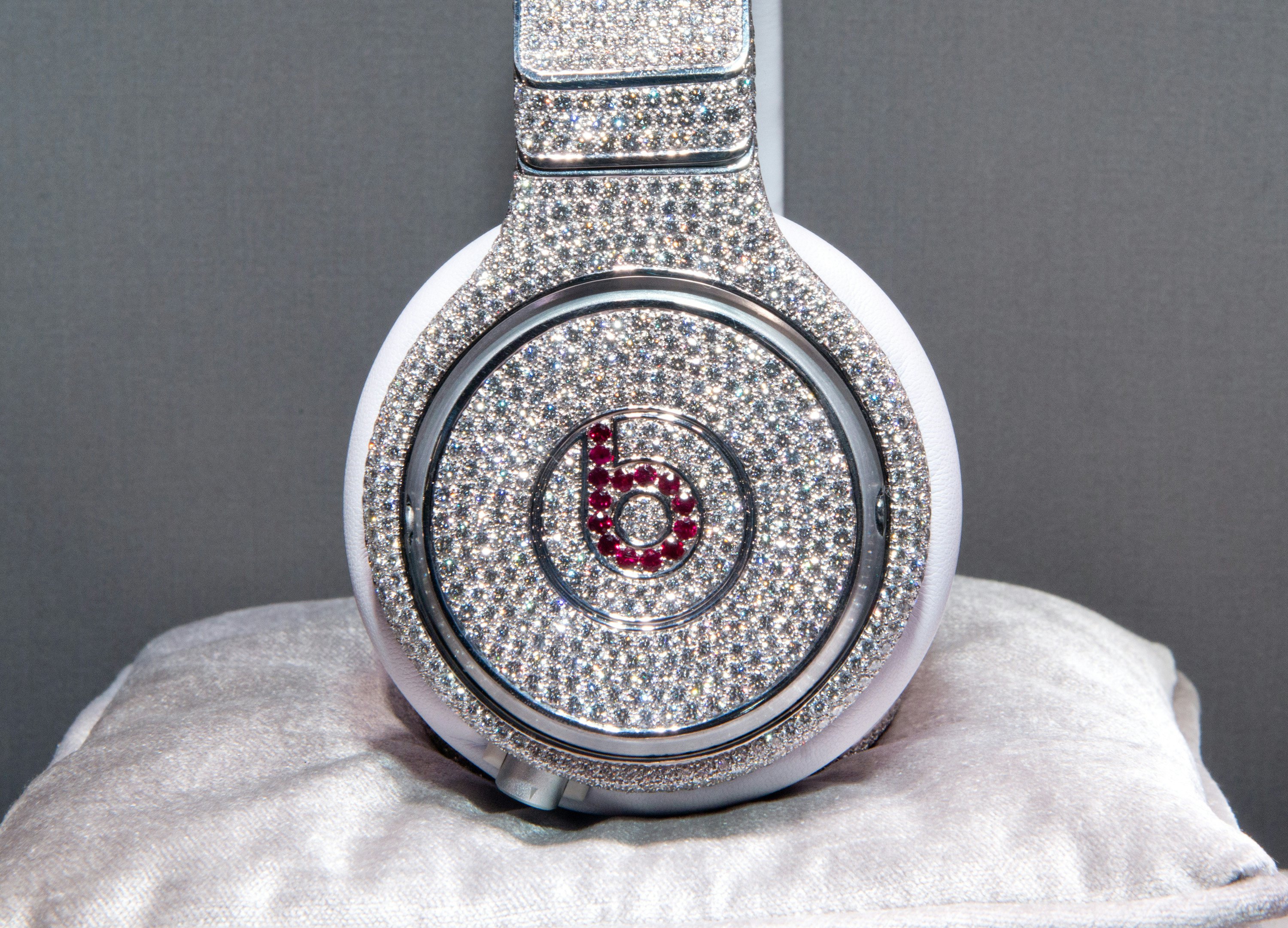 Дорогие наушники. Beats by Dre and Graff Diamonds наушники. Graff Diamonds Beats by Dr. Dre. Graff Diamonds Beats by Dr. Dre наушники. Самые дорогие наушники.