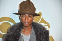 Pharrell Williams posing at the Grammy Awards with a brown hat