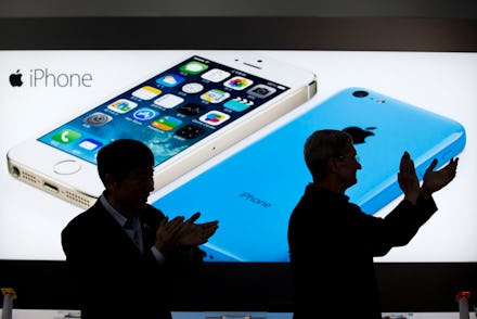 Two man applauding in front of a screen with a white and blue iPhone