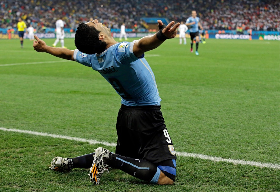 Футбол пришли ушли. Луис Суарес на ЧМ 2014. Луис Суарес Уругвай обои. Луис Суарес вернулся в Уругвай.
