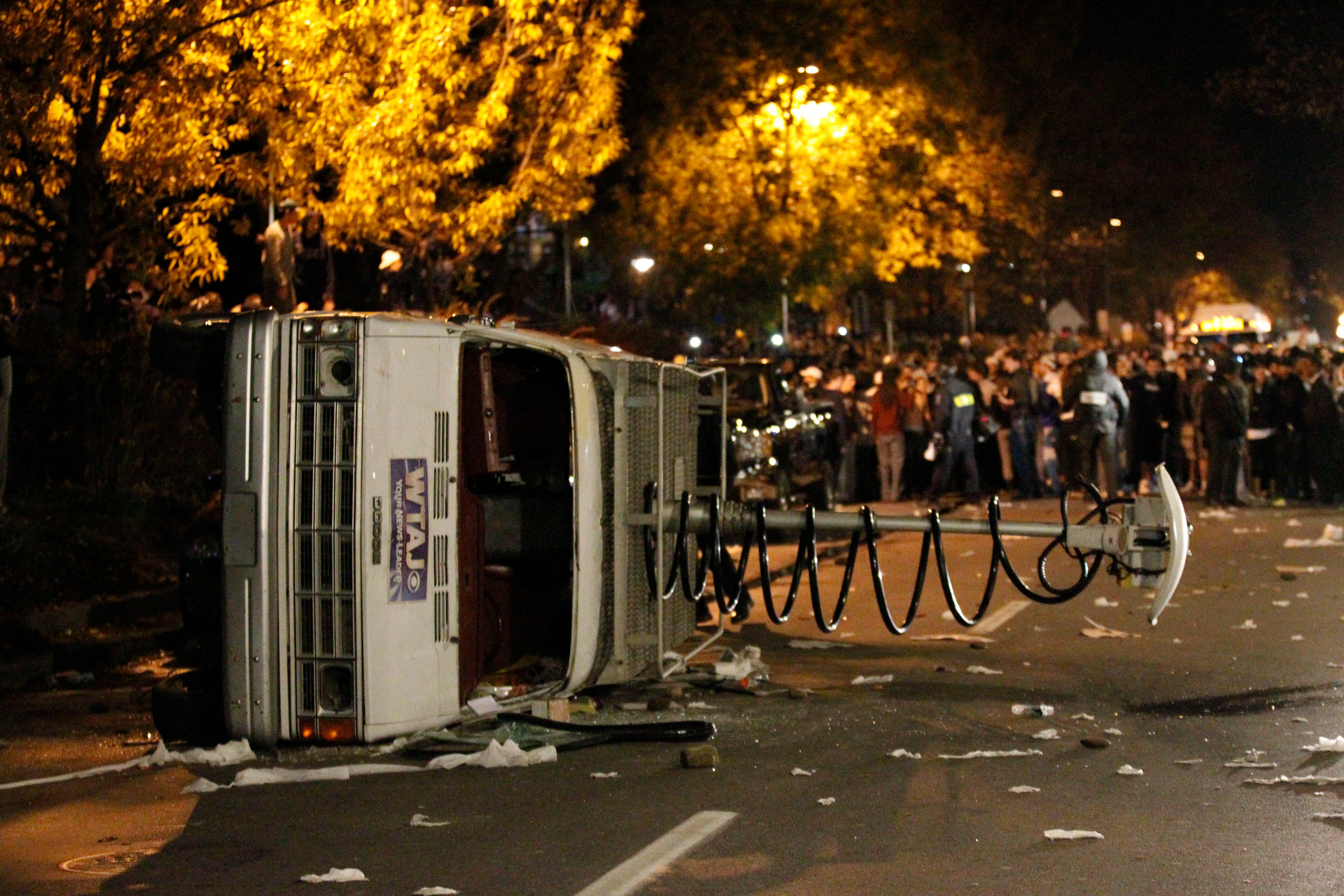 11 Stunning Images Highlight the Double Standard of Reactions to Riots ...
