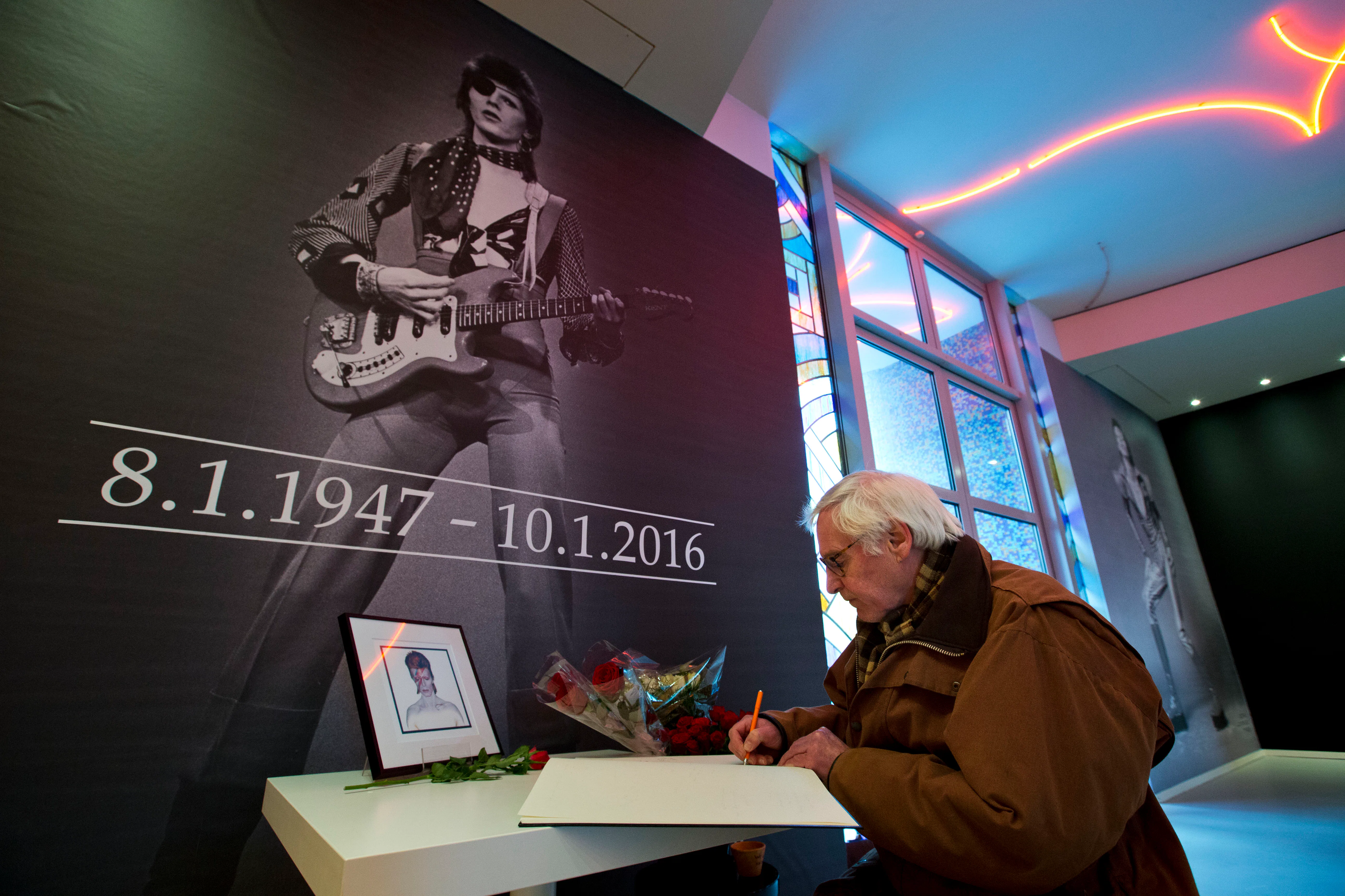 David Bowie Dies at 69 — Here's How Everyone Is Paying Tribute to His ...