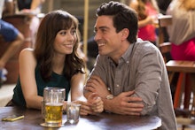 Christim Milioti sitting next to a Ben Feldman in 'A to Z' and looking at him at a pub while they're...