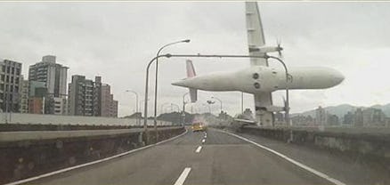 Incredible Dashcam Footage Shows TransAsia Flight Crashing Over Highway