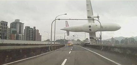 Incredible Dashcam Footage Shows TransAsia Flight Crashing Over Highway