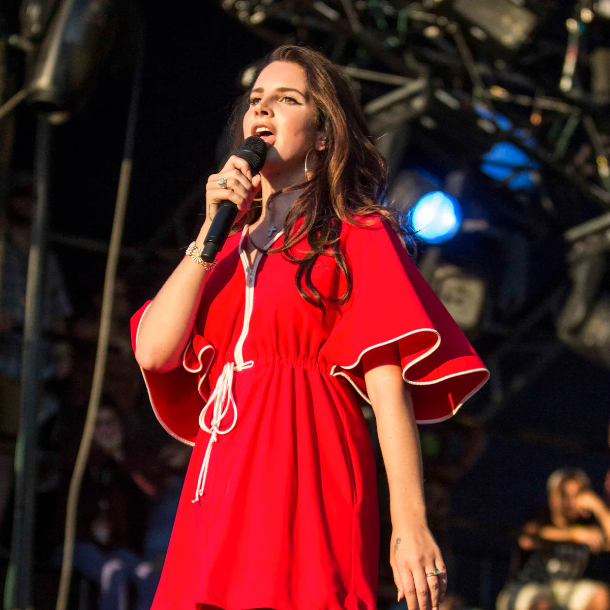 lana del rey i got my red dress on tonight Singing Badly I got my red dress