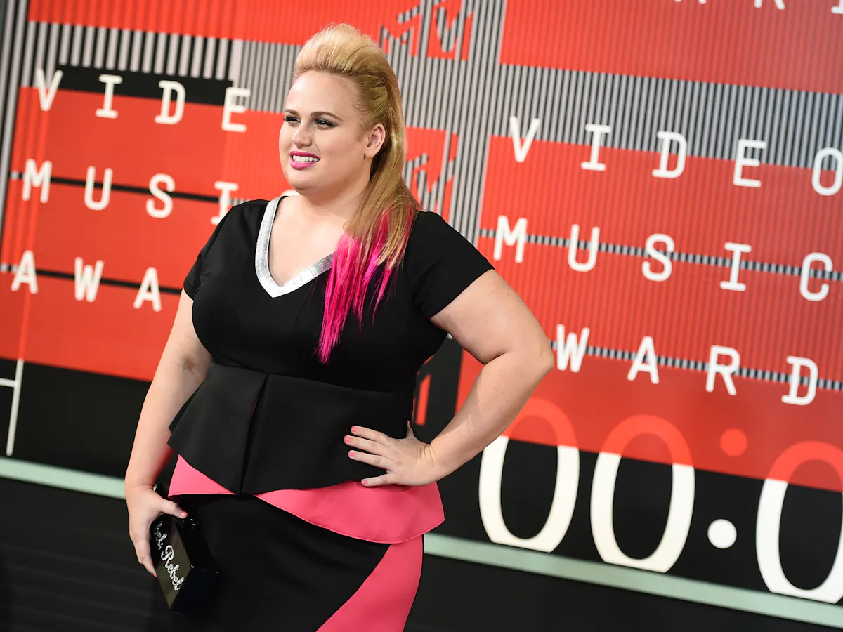 rebel wilson red carpet dress Rebel Wilson Glitters in Gold on the Red Carpet at 2020 Oscars