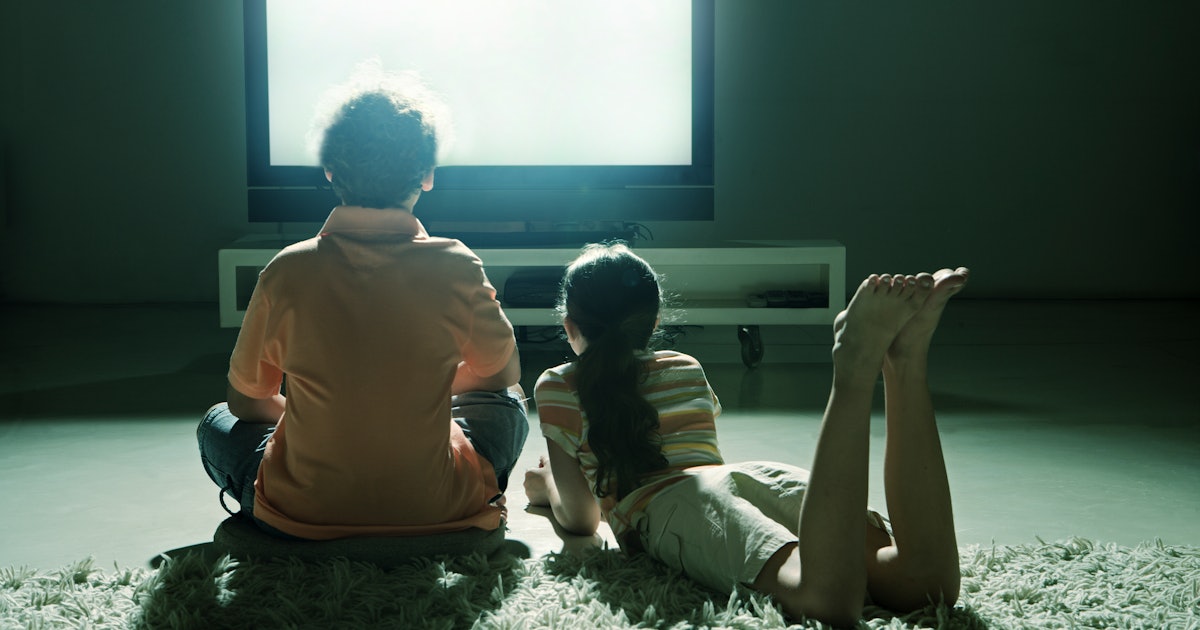 Подростки смотрят телевизор