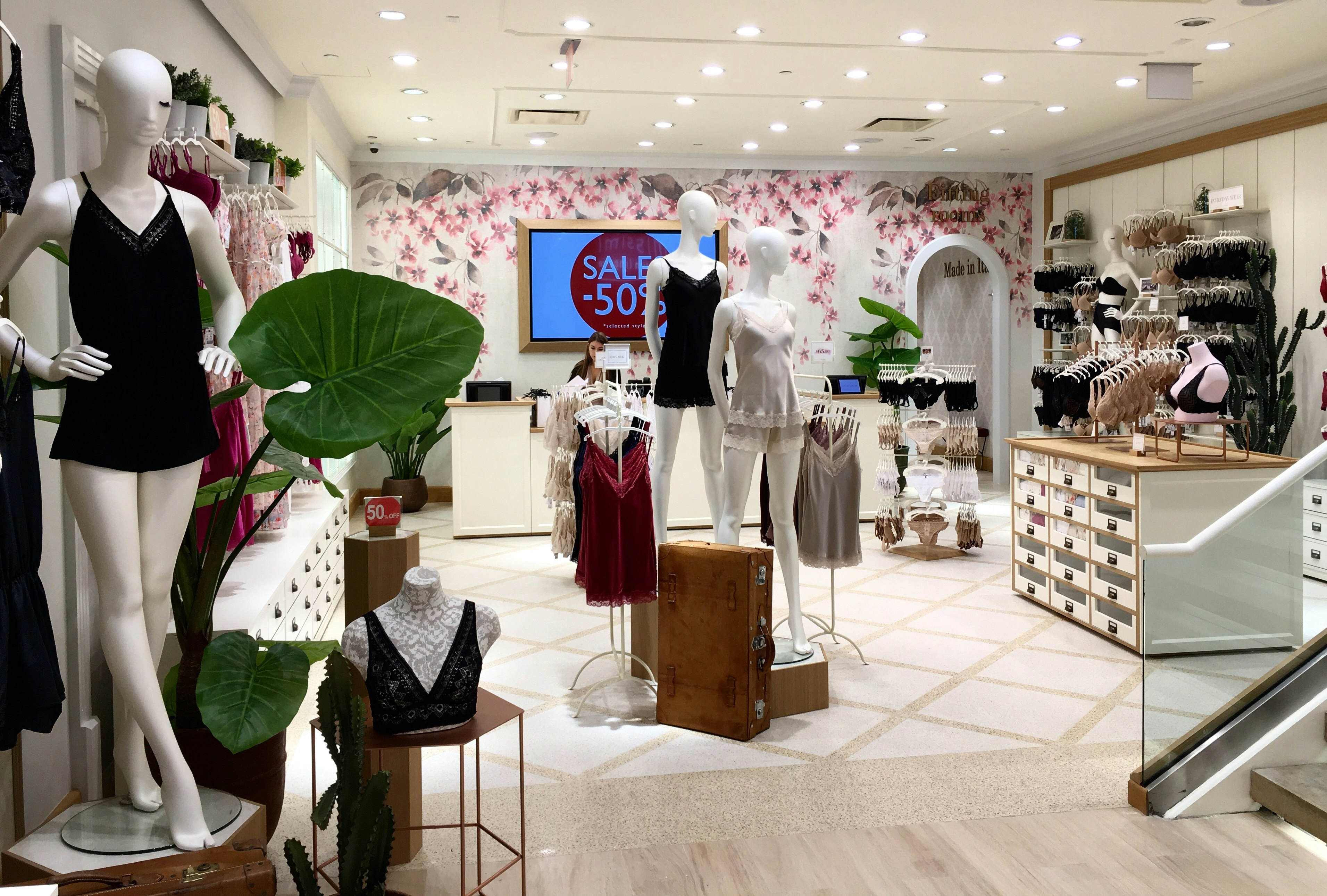 🚨🚨 @intimissimi has relocated and is NOW OPEN!! Find their