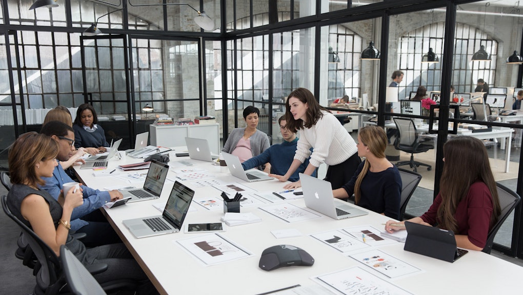 With The Intern Nancy Meyers Proves She S The Queen Of