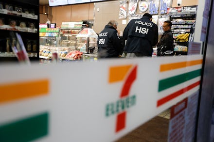 Agents of ICE questioning workers of a 7-eleven