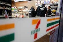 Agents of ICE questioning workers of a 7-eleven