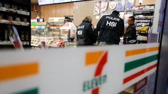 Agents of ICE questioning workers of a 7-eleven