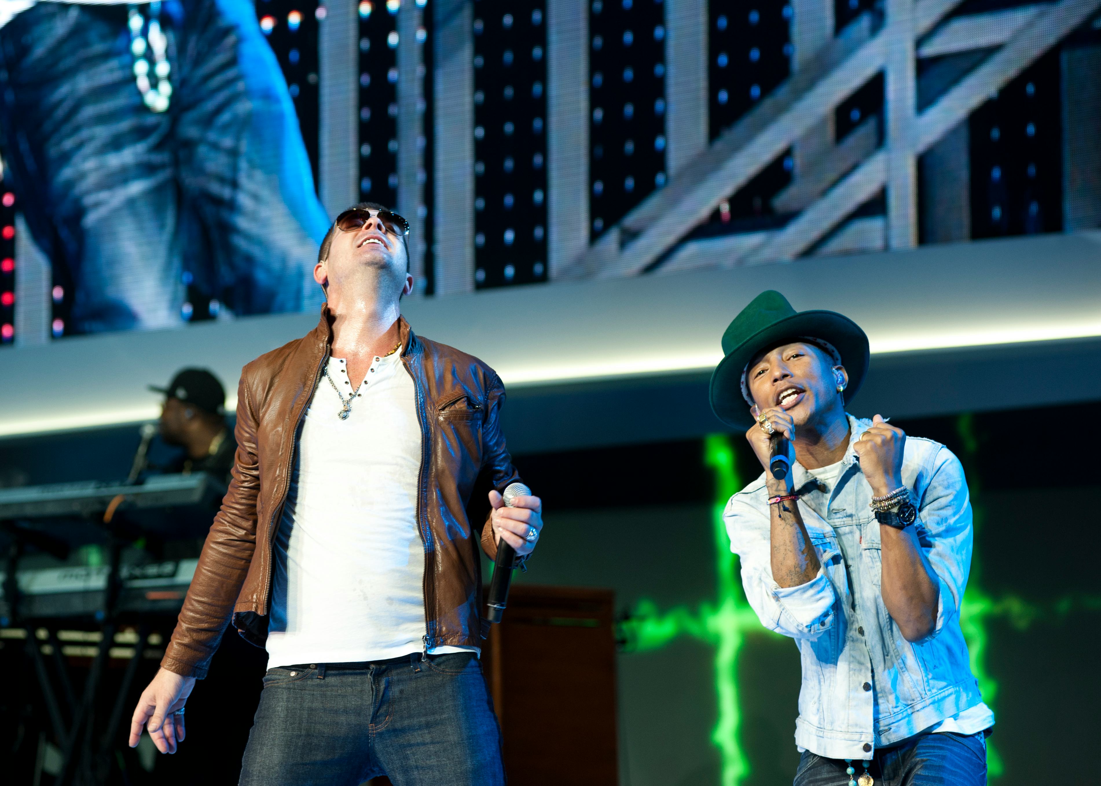 Robin Thicke - Blurred Lines (Unrated) - The Hollywood Gossip, image size:3804x2715