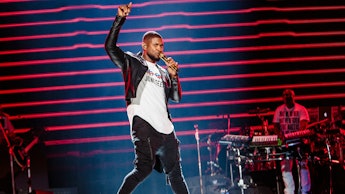 Usher performing live in this viral fashion moment which shows what it's like to be a black designer