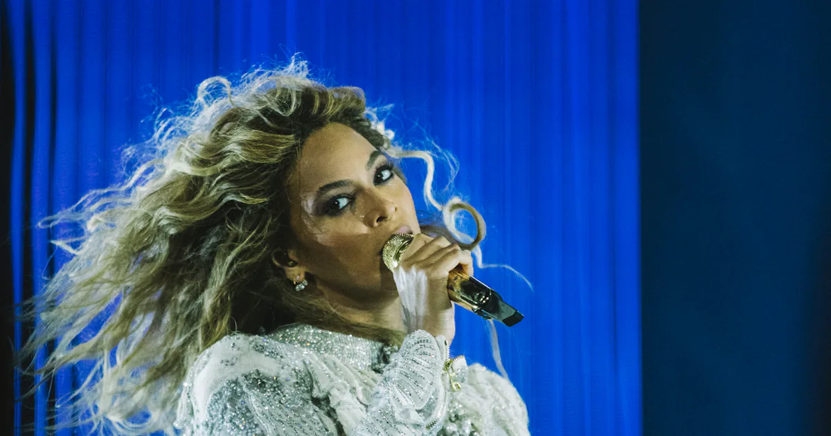 Beyoncé Fan Catches a Pleb Playing Pokémon Go at The Queen's Paris ...