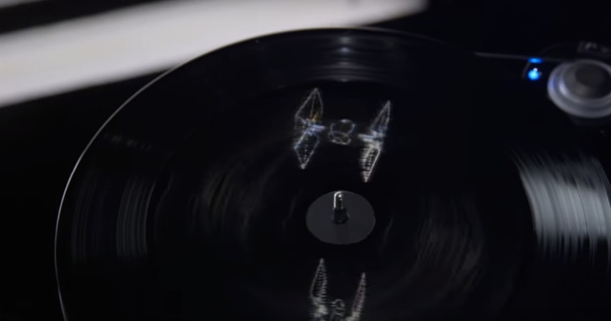 halv otte læser Misvisende The Force Awakens' Soundtrack Vinyl Does Something Mindblowing When You  Play It