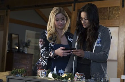 Allison and Emily from 'Pretty Little Liars' looking at a phone