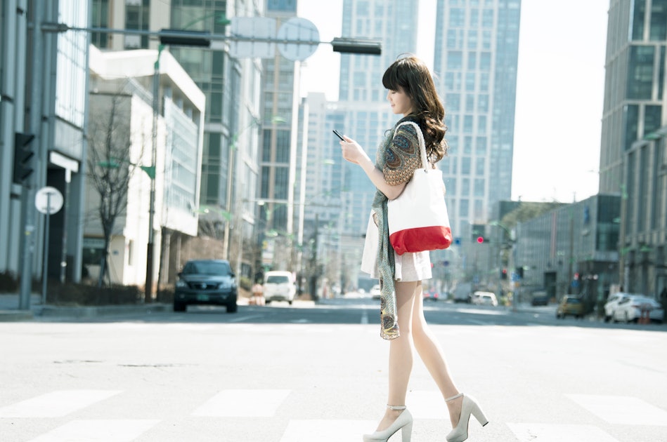 The are going shopping walking. Woman Walking. Youngs smartphone Walking. Walking shop. SHOPP korean.