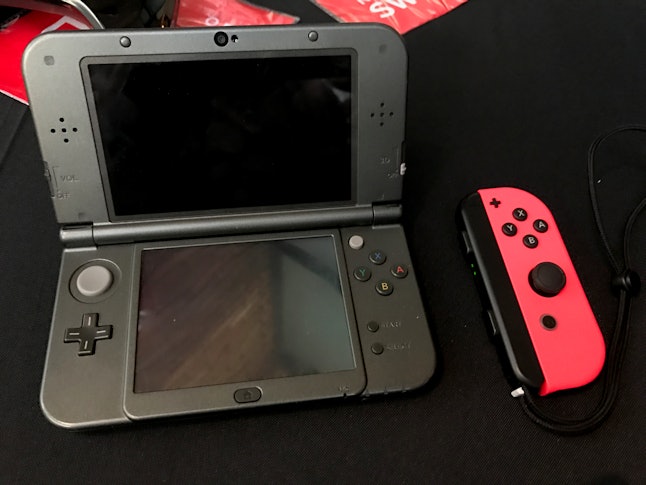 Nintendo Switch Vs Wii U Gamepad Comparison Photos With Wii U 3ds Iphone And More