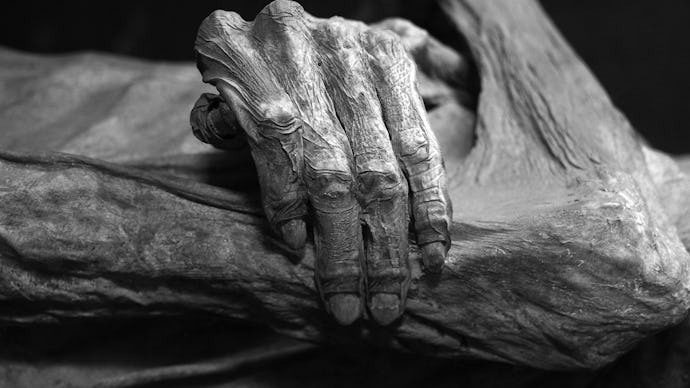 A closeup of a dried up body of a person who hasn't been cryopreserved after death