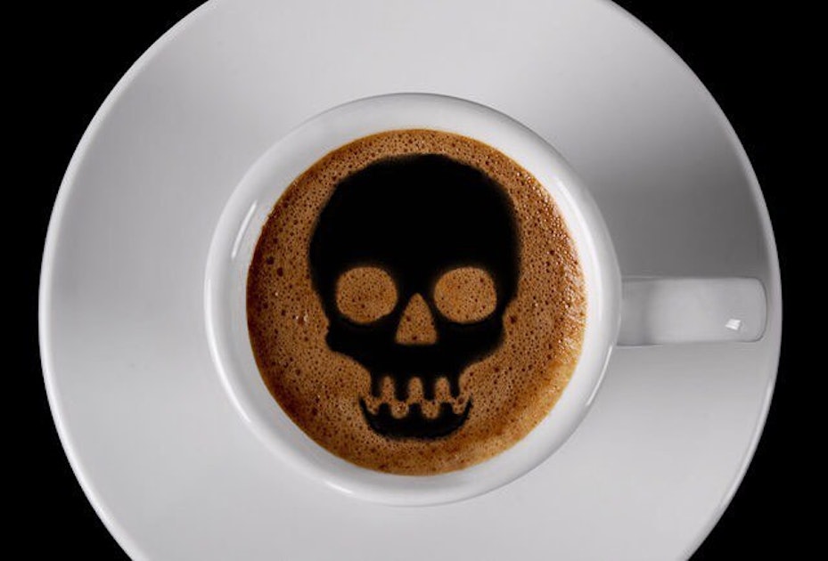 Уже не спасет кофеин. Кофе с черепом. Много кофе. Кофе смерть. Плохой кофе.