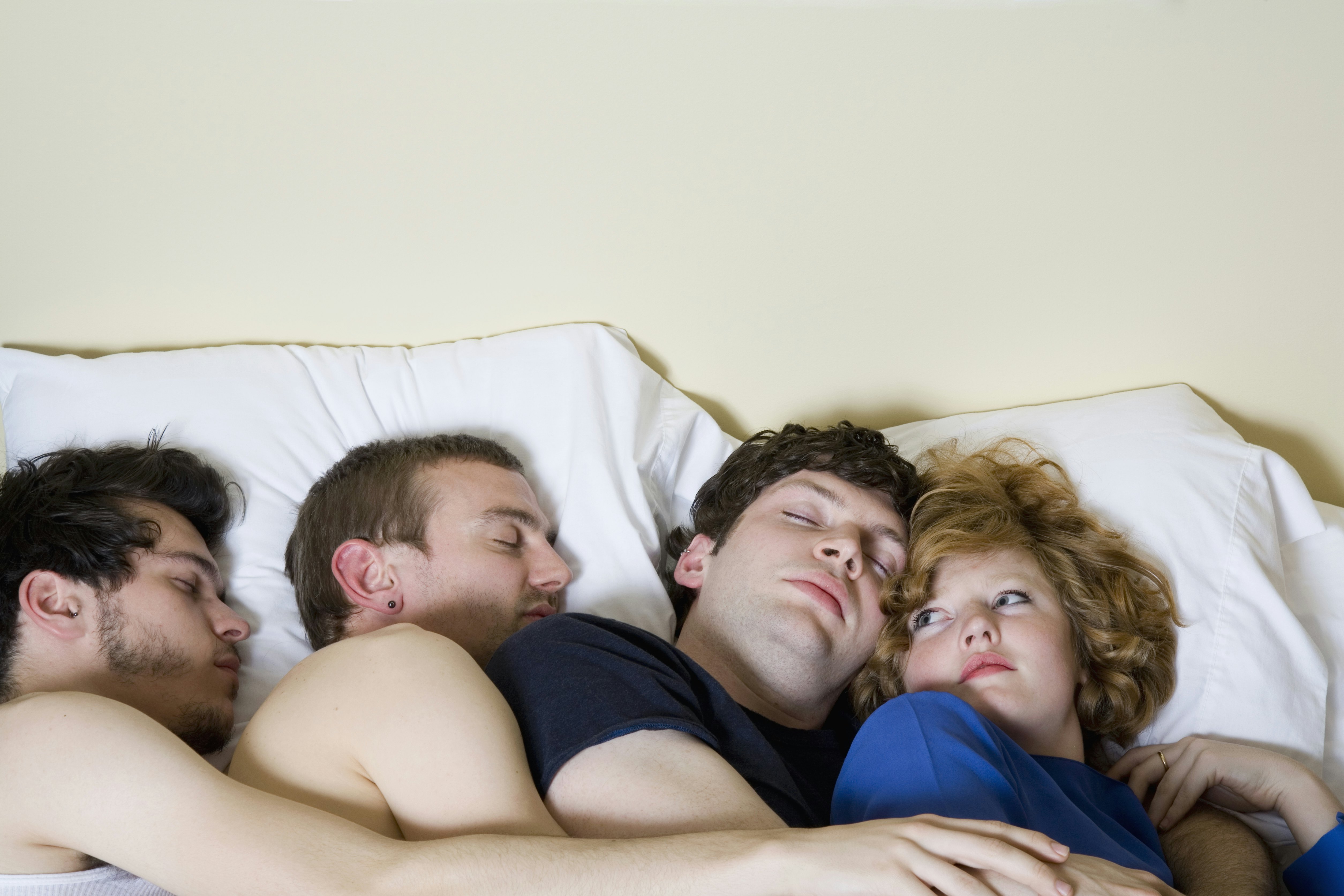 В одной постели с спящим мужем. Шведская семья это полиамория. Любовь втроем. Трое в постели. Палиоморные отношения.