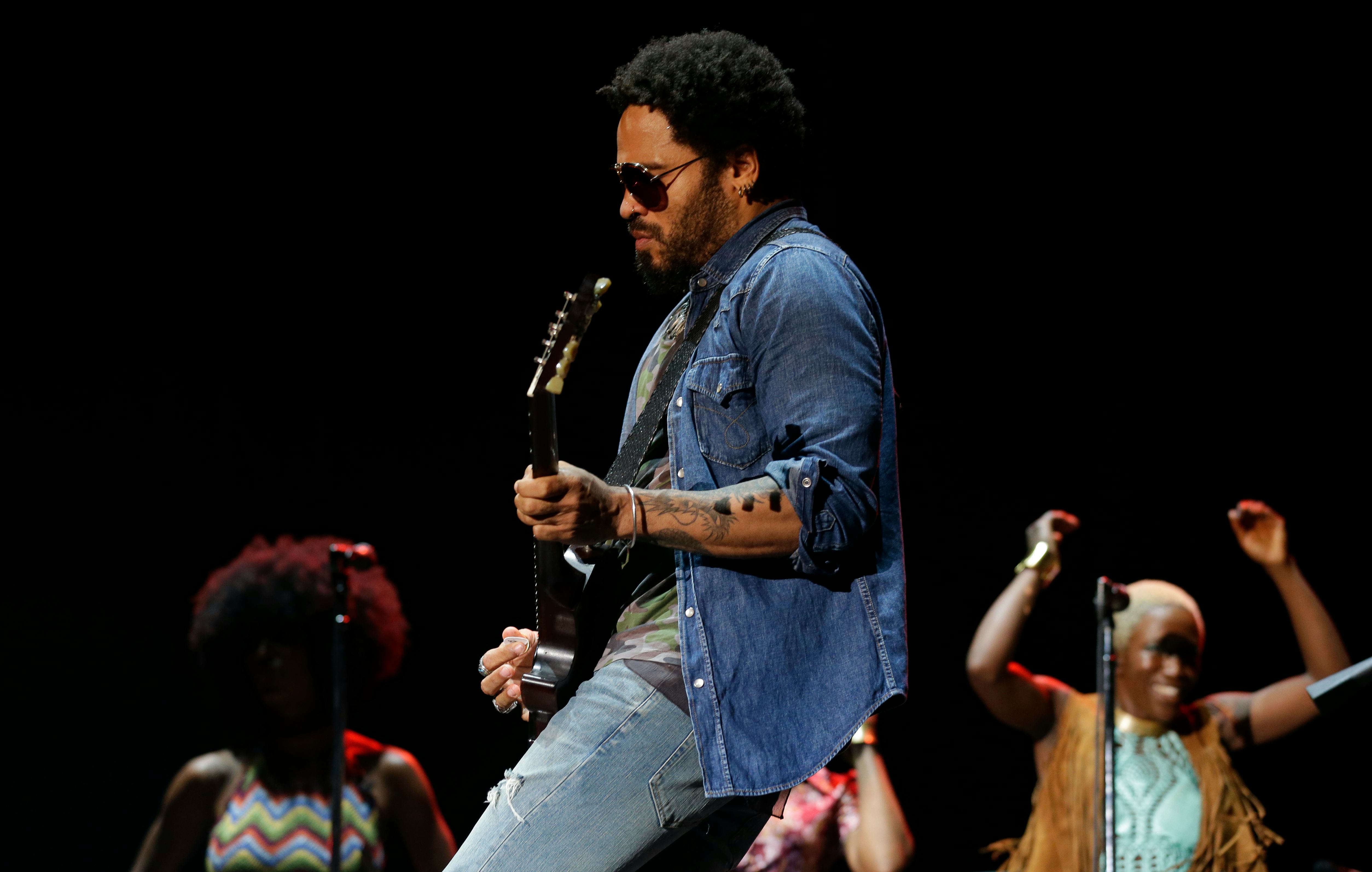 Lenny Kravitz Dick Falls Out