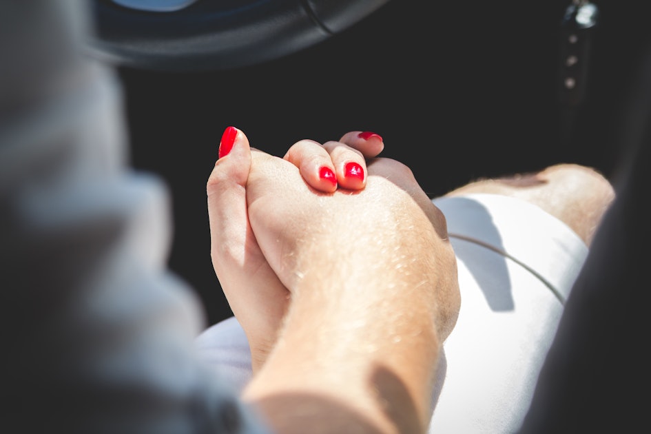Рука мужчины и женщины с красными ногтями