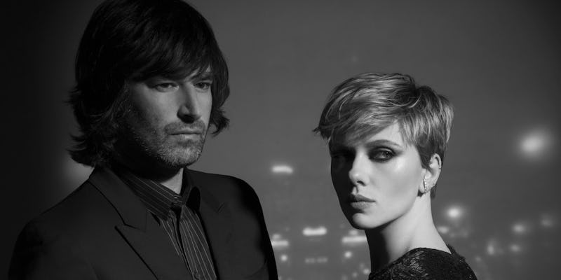 Scarlett Johansson and Pete Yorn posing in a black and white vibe for their song ‘’Bad Dreams’’.