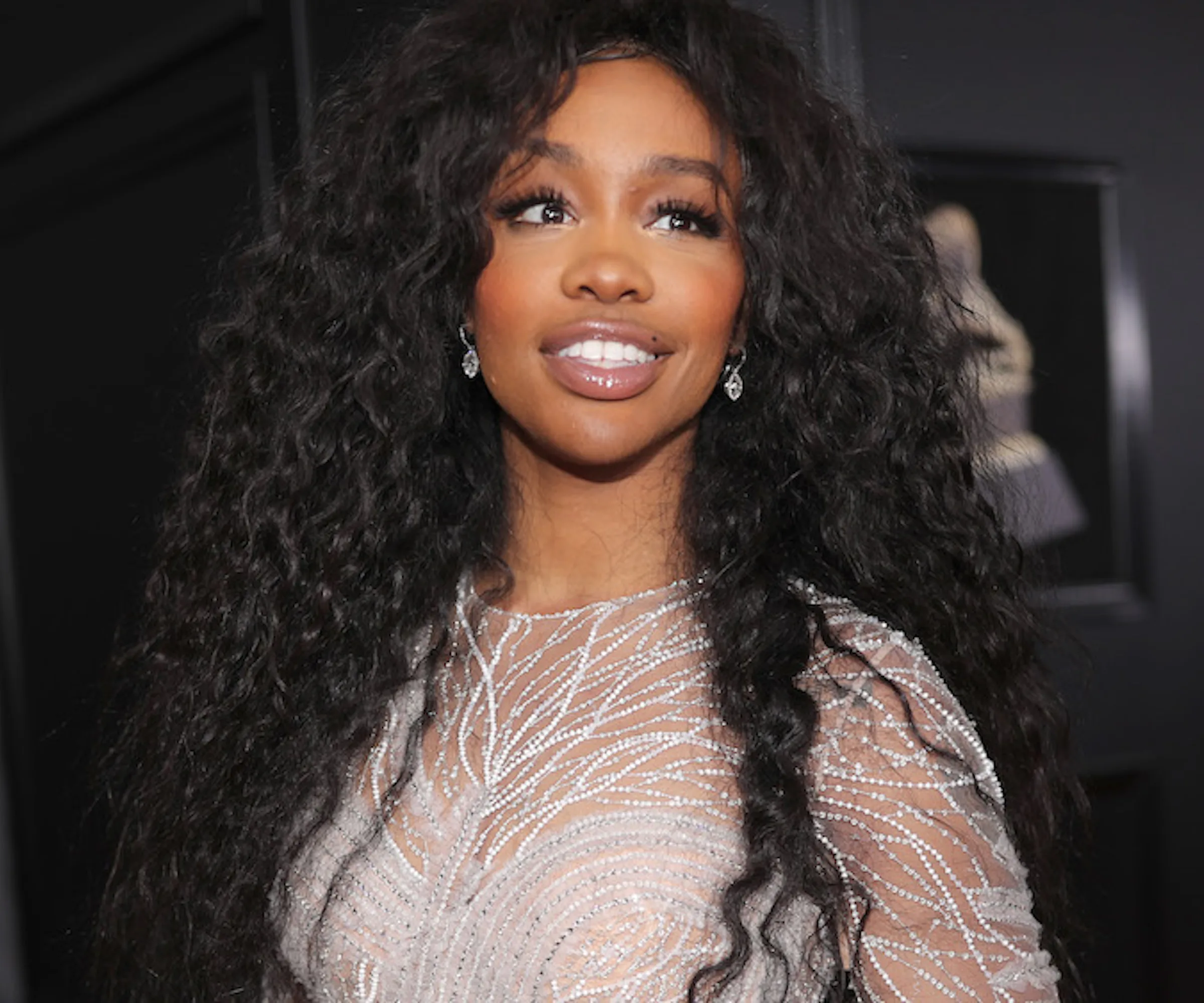 Of Course Our Favorite Ladies Wore Glossier To The Grammys