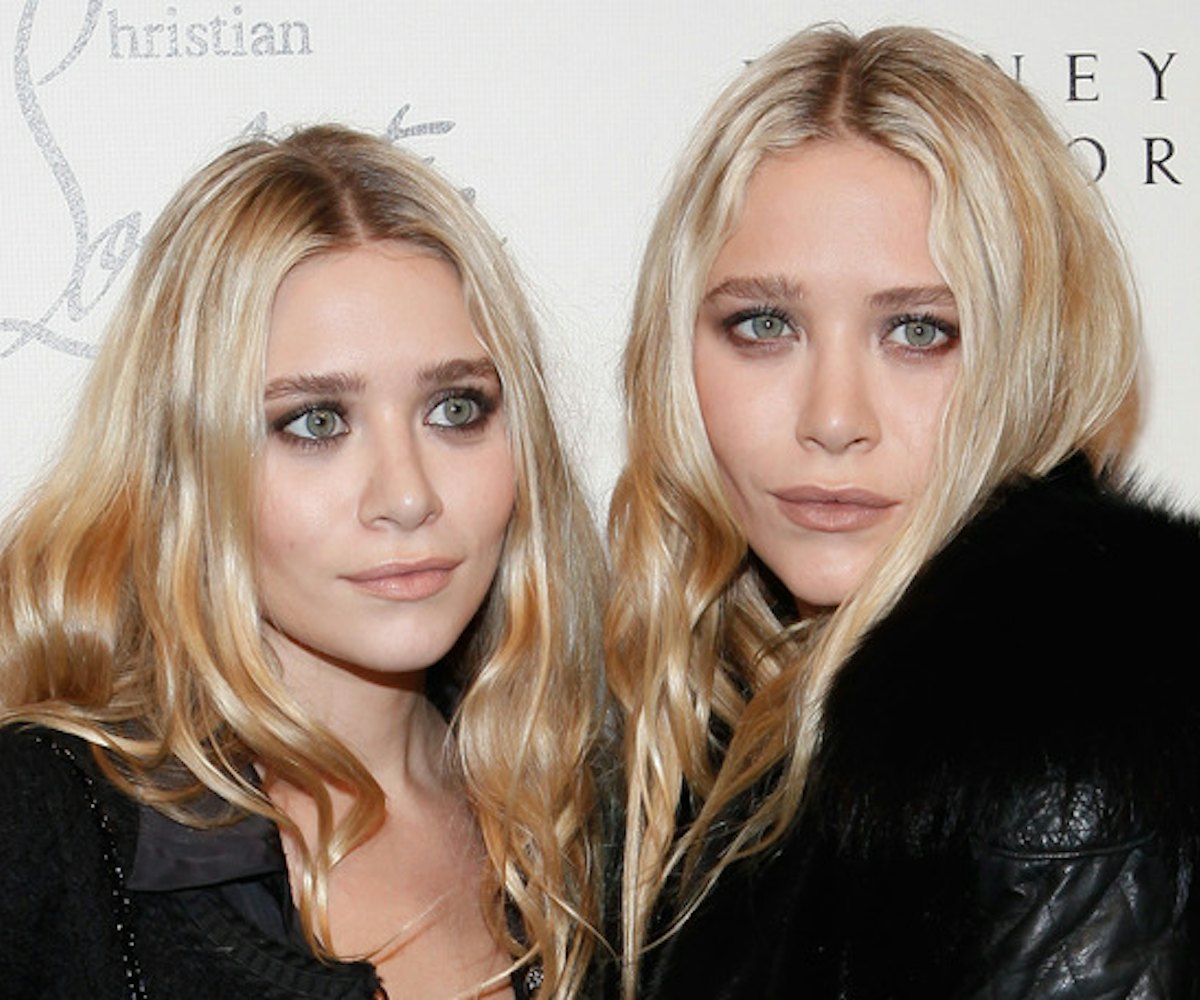 Mary Kate and Ashley Olsen dressed in all black at a red carpet